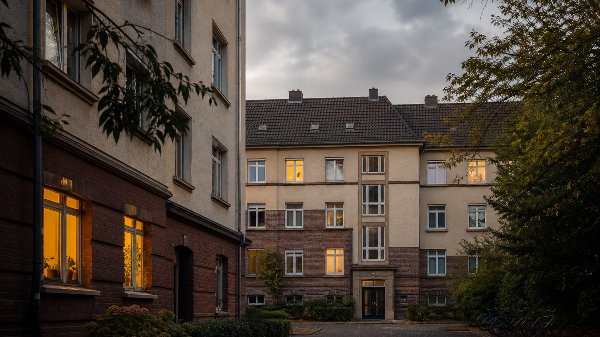 Mehrfamilienhaus in der Abenddämmerung – Heizungstausch und Wartung vor der Heizperiode nach dem Gebäudemodernisierungsgesetz