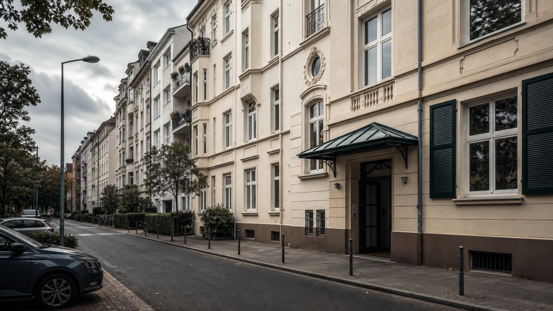 Kölner Altbau-Mehrfamilienhaus mit hohen Fenstern und Vordach – Erhaltungsmaßnahmen der WEG ohne Pflicht zu drei Vergleichsangeboten
