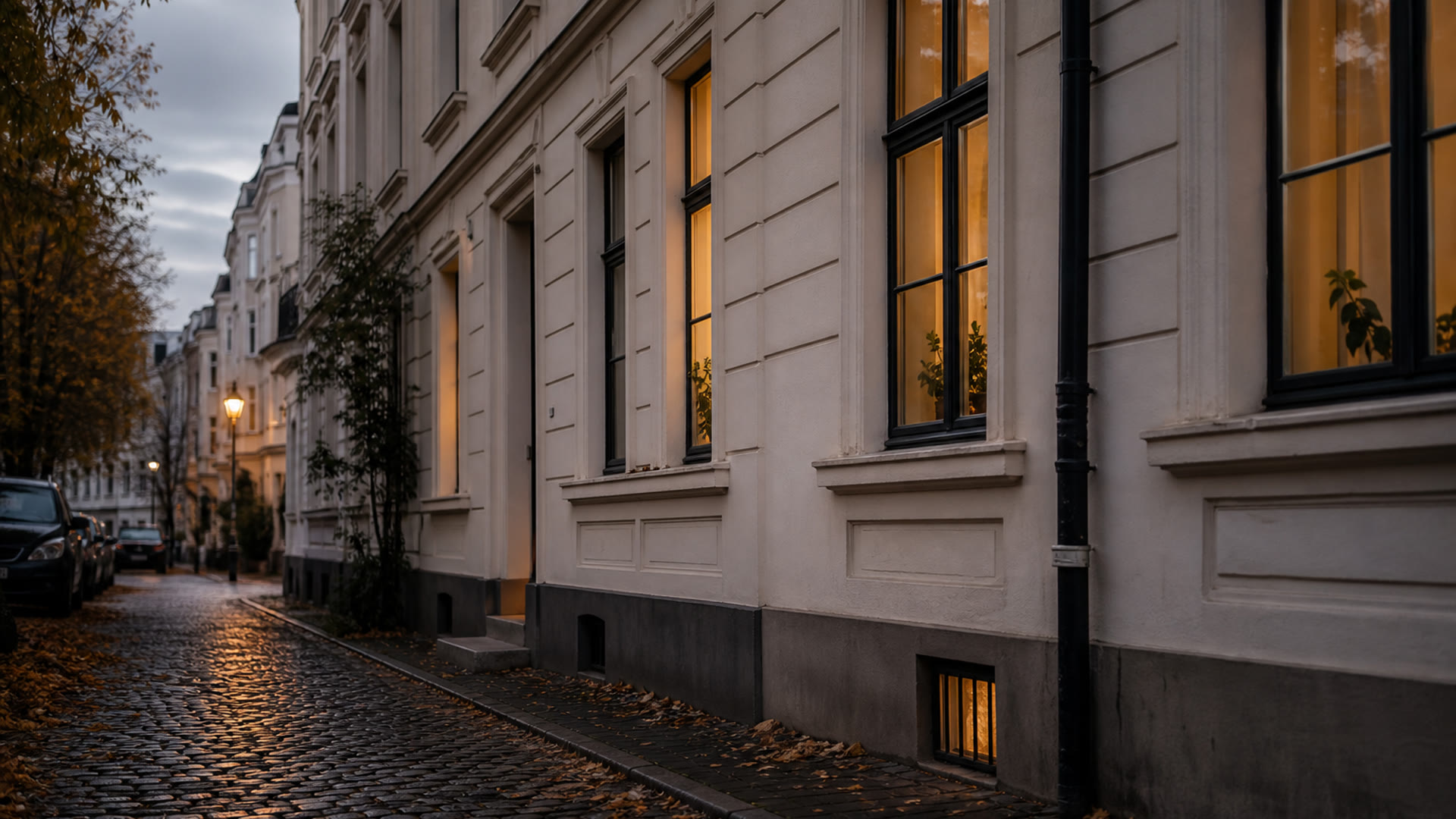 Kölner Altbau-Mehrfamilienhaus in der Abenddämmerung – Umstellung auf Wärmecontracting und Umlage der Wärmelieferungskosten