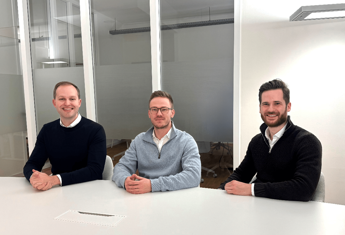 Logos der Ersten Hausverwaltung und Odevo zum Start ihrer Partnerschaft